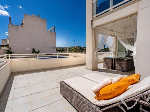 łóżko na balkonie domu w obiekcie Apartment Arenal-2 by Interhome w mieście Jávea