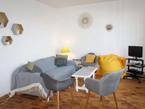 une chambre avec un lit, des chaises et une table dans l'établissement Apartment Hameau la Madrague-22 by Interhome, à La Madrague