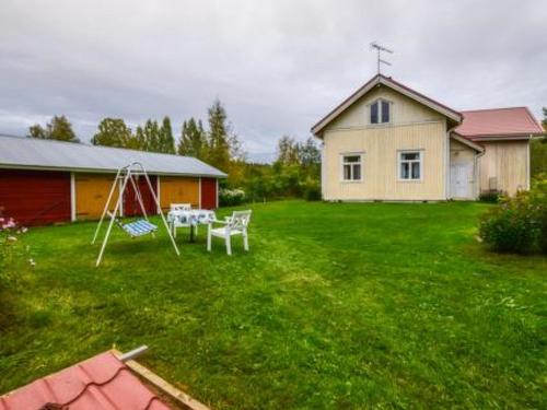 einen Hof mit Schaukel und Haus in der Unterkunft Holiday Home Kartanomäki by Interhome in Onkiniemi