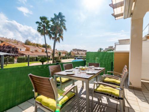 d'une terrasse avec une table et des chaises sur un balcon. dans l'établissement Apartment Moreras del Saladar-7 by Interhome, à Jávea
