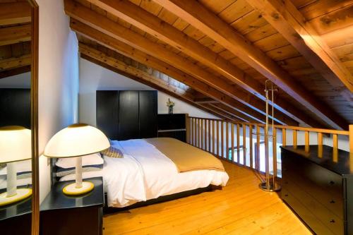 1 dormitorio con 1 cama grande y una escalera en Holiday Treviso Suite Prestige, en Treviso