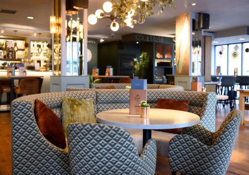 ein Café mit Stühlen und einem Tisch in einem Laden in der Unterkunft All Bar One by Innkeeper's Collection in Liverpool