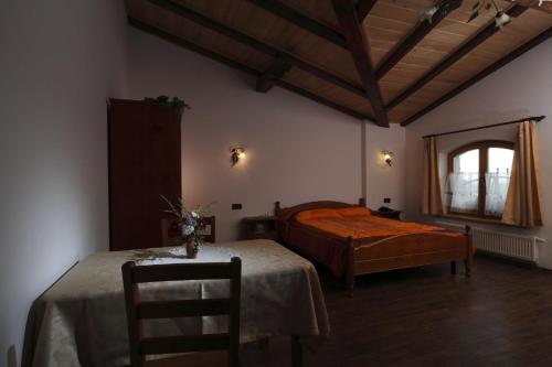 - une chambre avec un lit, une table et un miroir dans l'établissement Pri Marjotu, à Kojsko