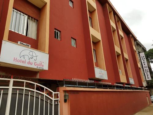 a red building with a hotel do guide sign on it at Hotel du Golfe de Guinee in Conakry