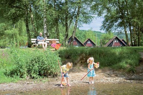 deux enfants jouant dans l'eau près d'une rivière dans l'établissement Domaine Long Pre, à Stavelot