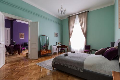 1 dormitorio con 1 cama y sala de estar en Eclectic Luxury & Spacious 2BR AC Apt in Center, en Budapest