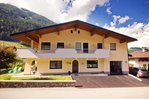 una casa en las montañas con entrada en Apart Elke, en Finkenberg