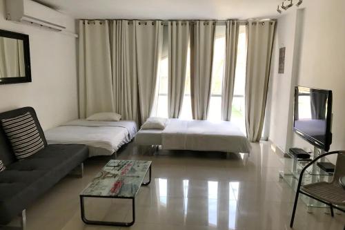 Un pat sau paturi într-o cameră la Eilat Family Apartment Garden & Free Parking