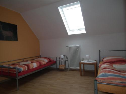 Ein Bett oder Betten in einem Zimmer der Unterkunft Ferienwohnung "Landblick"