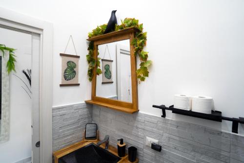 ein Bad mit einem Waschbecken und einem Spiegel in der Unterkunft Central Monkey House in Neapel