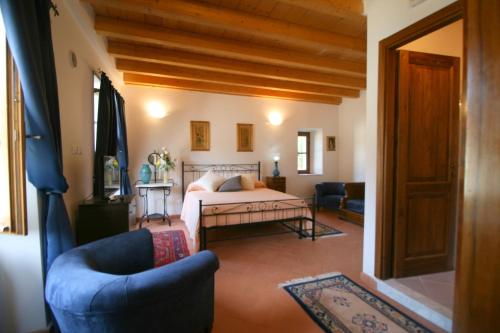 a bedroom with a bed and a couch and a chair at B&B Castello Malaspina di Tresana in Tresana