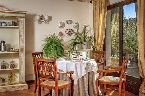 Reštaurácia alebo iné gastronomické zariadenie v ubytovaní Villa Poggiano