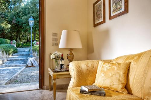 a living room with a couch and a table with a lamp at Villa Poggiano in Montepulciano