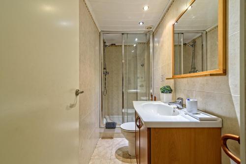 y baño con aseo, lavabo y ducha. en Loft en Badalona Centro, en Badalona