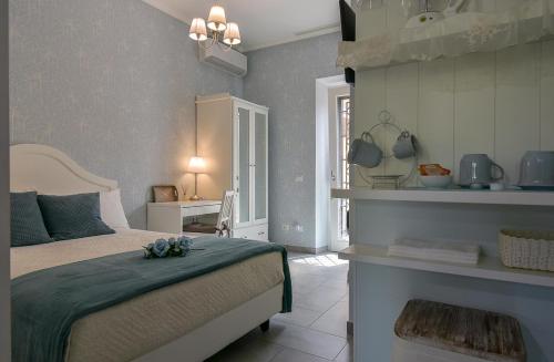 ein Schlafzimmer mit einem Bett mit einer grünen Decke in der Unterkunft A Casa di Titty in Fiumicino