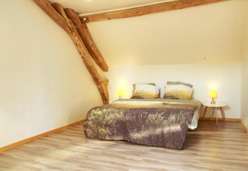 Isle-et-BardaisにあるGîte le Matou Rouxのベッドルーム1室(大型ベッド1台付)