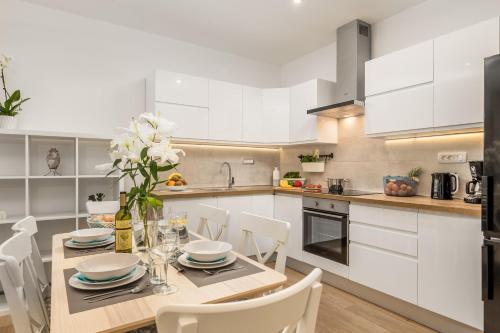 A kitchen or kitchenette at New Cosy Apartment Ivan