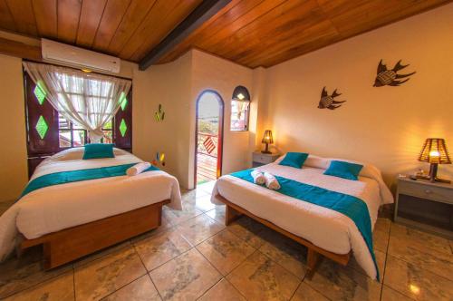 Un pat sau paturi într-o cameră la Casa del Lago Lodging House