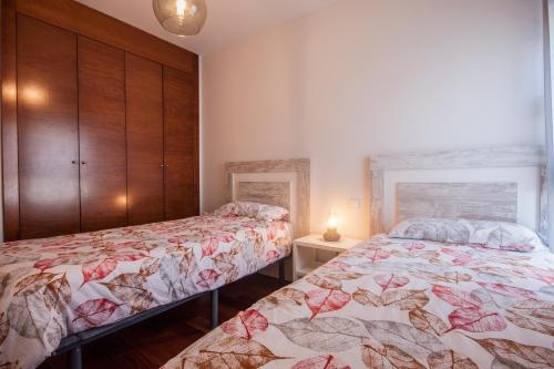 um quarto com 2 camas e um armário em El Mirador de Nabaín em Boltaña