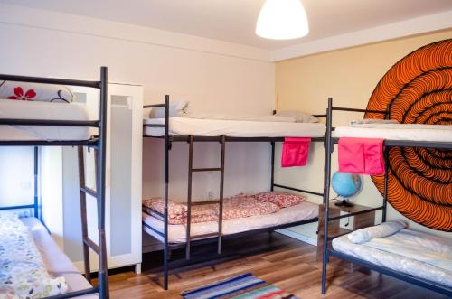 Poschodová posteľ alebo postele v izbe v ubytovaní Zen Hostel