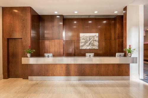 - un hall orné de boiseries et une réception dans l'établissement Intercity São Paulo Paulista, à São Paulo