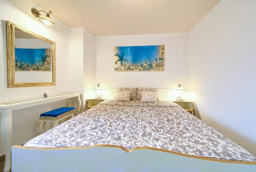 1 dormitorio con 1 cama y 2 lámparas en Retro Apartment, en Vrbnik