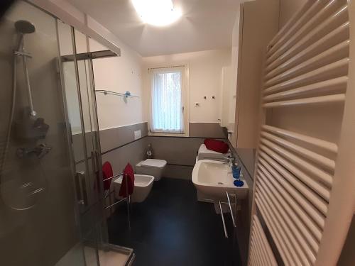 baño con 2 lavabos, ducha y 2 aseos en TraMare&Monti, en Pordenone