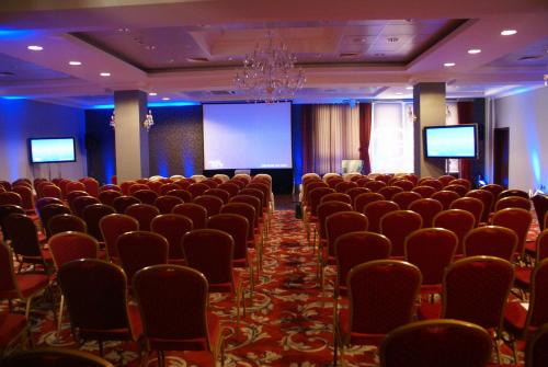 a conference room with chairs and a projection screen at Hotel Novum & Spa in Niepołomice