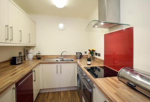 Dapur atau dapur kecil di The Corbyn Apartments