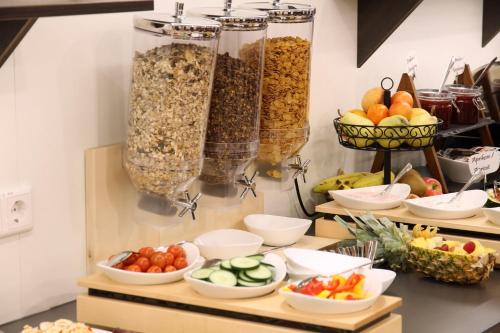 una exposición de diferentes tipos de frutos y frutos en Hotel New In Guesthouse, en Ingolstadt