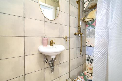 Bilik mandi di Retro Apartment