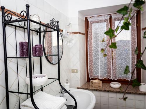 bagno con lavandino e servizi igienici di La casa di Benvenuto a Montecchio