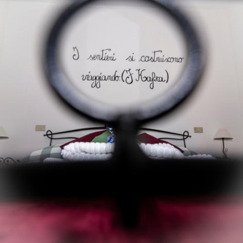 a view of a wall with a magnifying glass at La casa di Benvenuto in Montecchio