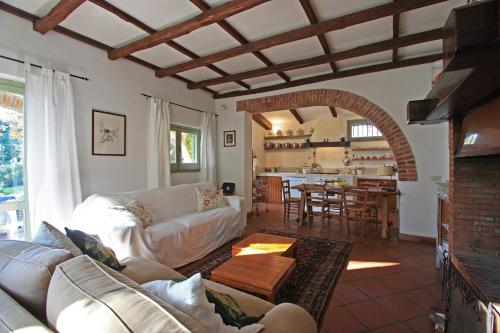 een woonkamer met een bank en een tafel bij Vigna Luisa Resort - Near Rome in Genzano di Roma