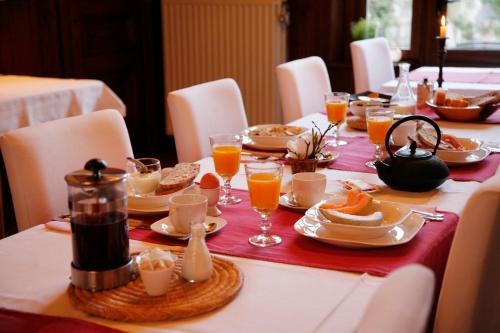 スタヴロにあるB＆B ベル ナチュラ クエット エ カフェのテーブル(皿盛りとオレンジジュース付)
