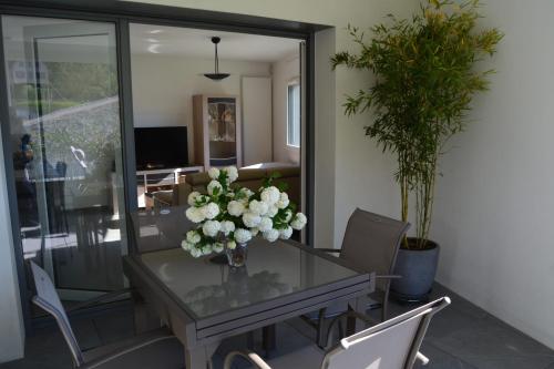 TV a/nebo společenská místnost v ubytování Le Tableau du Lac 507 - 2 bedrooms apartment with lake view terrace