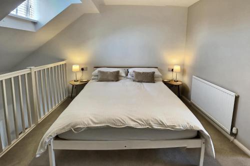 1 dormitorio con 1 cama grande y 2 lámparas en 52 Minster, en Beverley