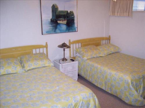 - une chambre avec 2 lits et une photo sur le mur dans l'établissement La Internacional Condos O211, à South Padre Island