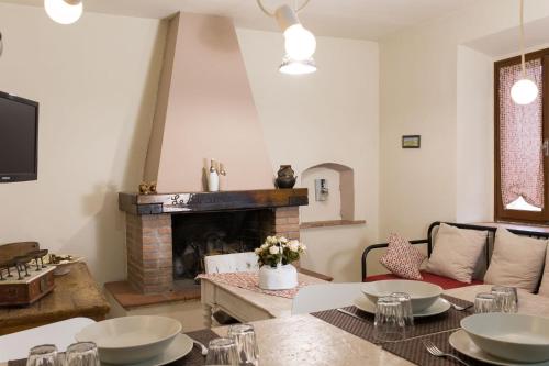 Una sala de estar con una mesa y una chimenea. en Agriturismo Le Baccane, en Vinci