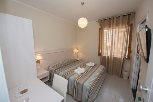 a small room with a bed with two towels on it at Donna Rosa Accommodation in Tropea