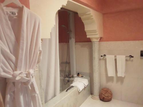 Vannas istaba naktsmītnē Domaine de la Roseraie Resort