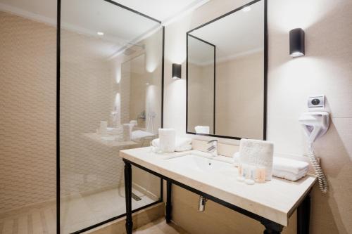 W łazience znajduje się umywalka i lustro. w obiekcie Diwan Casablanca Hotel & Spa w mieście Casablanca