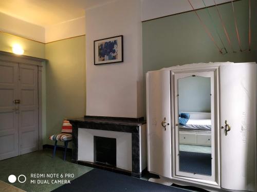 Cette chambre dispose d'une cheminée et d'un miroir. dans l'établissement Chez Georges, à Carcassonne