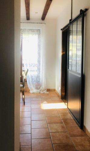 a room with a window and a tiled floor at La Maison d'Ange in Le Hohwald