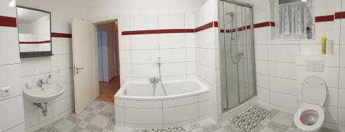 Ванна кімната в KM Apartment