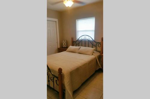 Katil atau katil-katil dalam bilik di 3249 NE 10th st. Pompano Beach FL 33062 Apt. A