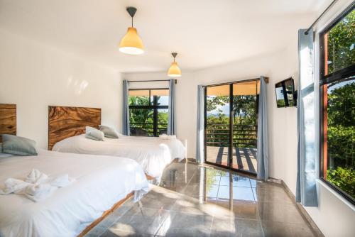 Ένα ή περισσότερα κρεβάτια σε δωμάτιο στο Jungle Lodge at Wild Sun Rescue Center