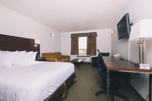 Service Plus Inns and Suitesにあるテレビまたはエンターテインメントセンター