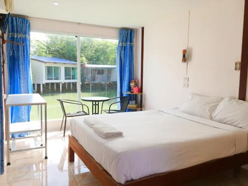 Postel nebo postele na pokoji v ubytování Banpak Suankaew Talaynoi