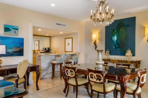 Dapur atau dapur kecil di Omni Royal Orleans Hotel
